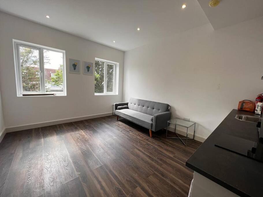 Star Finchley Road 1-bed Hideaway * Londra